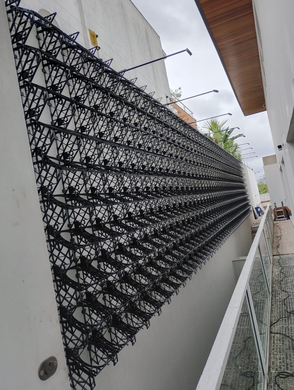Parede externa com a estrutura modular do jardim vertical instalada